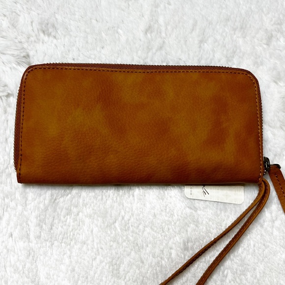 NWT Free People Distressed Vegan Zip Around Wallet in Brown - Picture 2 of 10